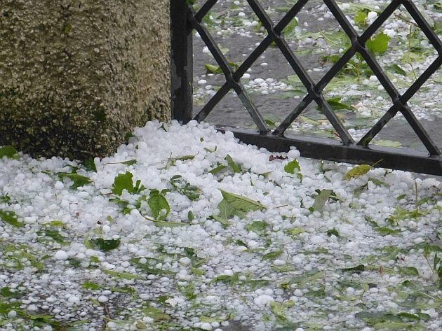 Nadciągają burze z gradem. W tych miejscach popada