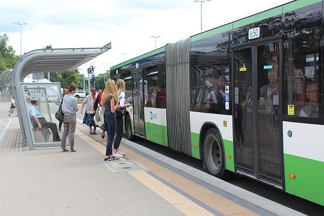 Kradzieże w autobusach. Zamiast kieszonkowców oszust z terminalem