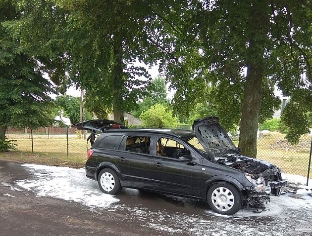 Wyprzedzając doprowadziła do wypadku. Trzy osoby trafiły do szpitala