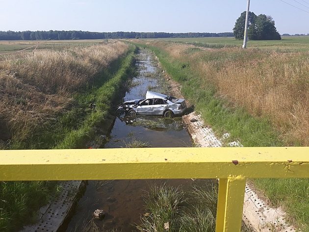 Osobówka uderzyła w barierki. Dwie osoby zginęły na miejscu