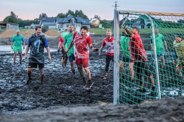 Startuje Liga Mistrzów. W wersji błotnej i rozgrywana na podlaskiej ziemi [WIDEO]