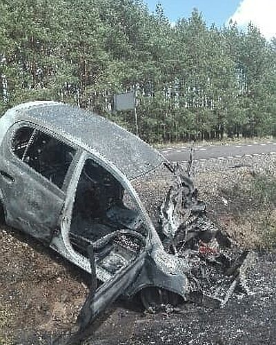 Zderzenie z ciężarówką. Auto wpadło do rowu i stanęło w płomieniach