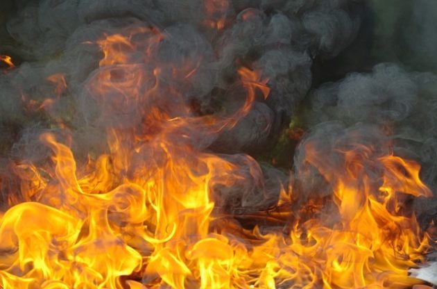 Pożar magazynu z materiałami budowlanymi w Mońkach 