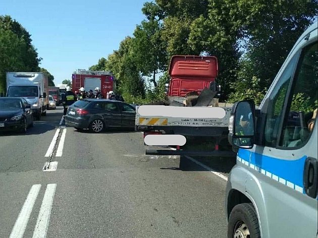 Zakleszczenie w aucie. Kobieta i dziecko są ranni