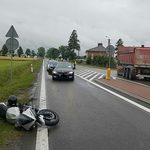 Nie ustąpił pierszeństwa i spowodował wypadek. Zderzenie motocykla z osobówką