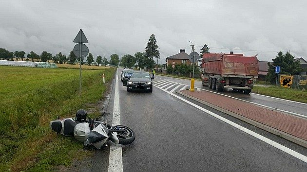 Nie ustąpił pierszeństwa i spowodował wypadek. Zderzenie motocykla z osobówką