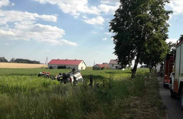 Uderzył w drzewo i dachował. Pasażer zginął na miejscu