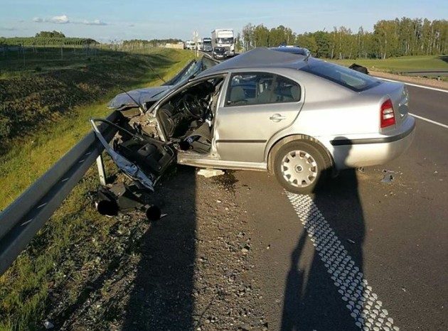 Wypadek z udziałem 3 samochodów. 2 osoby w szpitalu