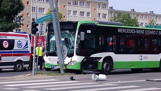 Wypadek autobusu BKM na ul. Wyszyńskiego. 15 osób trafiło do szpitala [ZDJĘCIA]