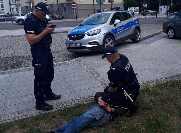 Rabunek tuż pod katedrą. Wyrwał kobiecie torebkę i uciekł