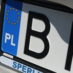 Uderzył w latarnię i odjechał. "Wydała" go tablica rejestracyjna 