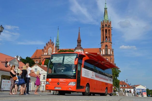 Ambulans na Rynku Kościuszki. Potrzebni są dawcy 