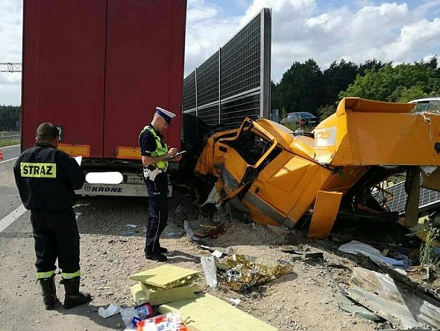 Kierowca ciężarówki uderzył w ekran dźwiękochłonny. Trwa akcja ratownicza