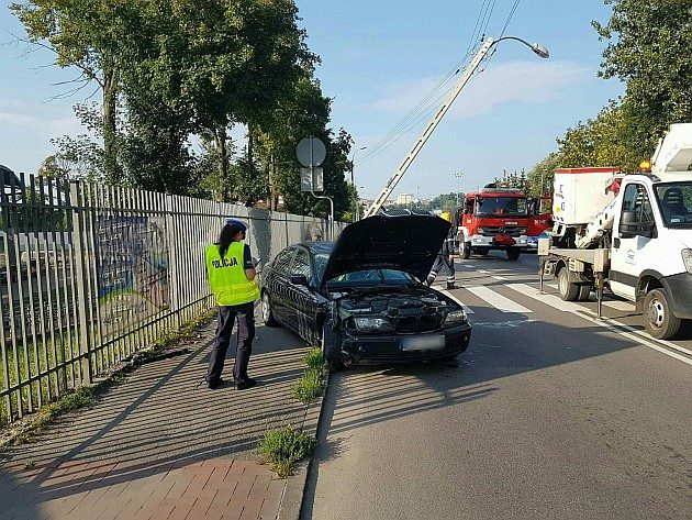 Samochód uderzył w słup i dachował. Kierowca trafił do szpitala