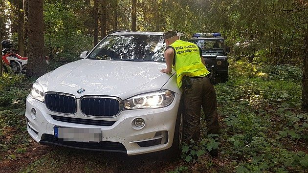 Ukradł samochód w mieście, ale podróż skończył w lesie