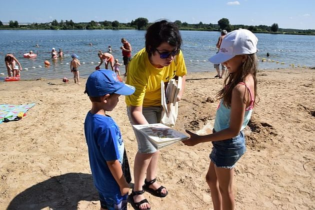 Książki dla plażowiczów. Doskonałe na wakacje