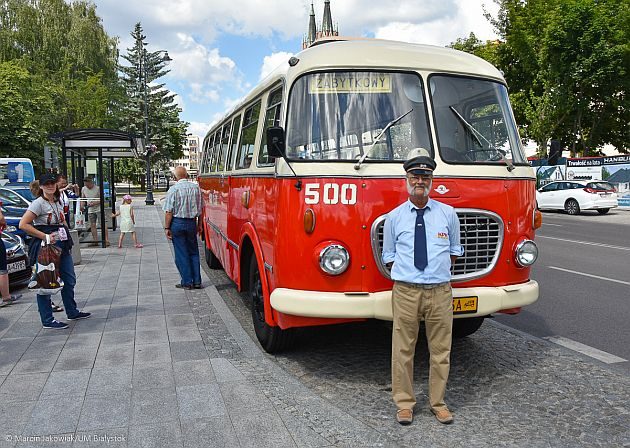 Sierpniowe wycieczki zabytkowym Jelczem i "ogórkiem"