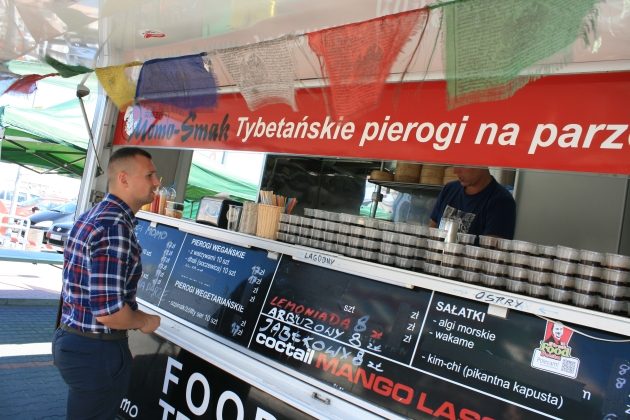 Smaczne jedzenie z samochodów, czyli Zlot Foodtrucków