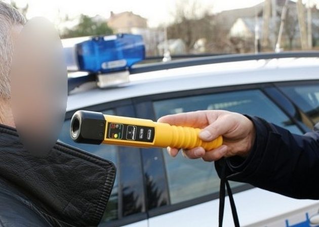 Rodzice "na medal". W stanie upojenia jechali autem z dziećmi