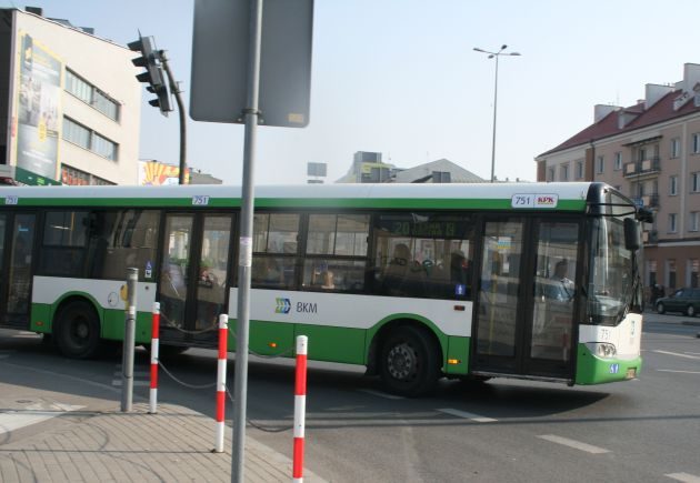 Wiele autobusów będzie kursowało na trasach zastępczych – ważna informacja dla pasażerów
