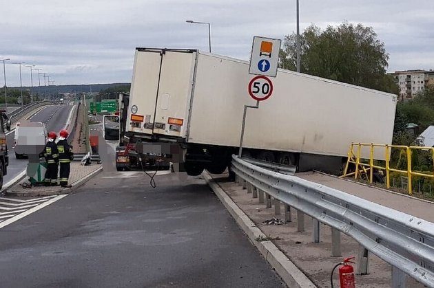 Trasa Generalska. Tir zawisnął na barierkach