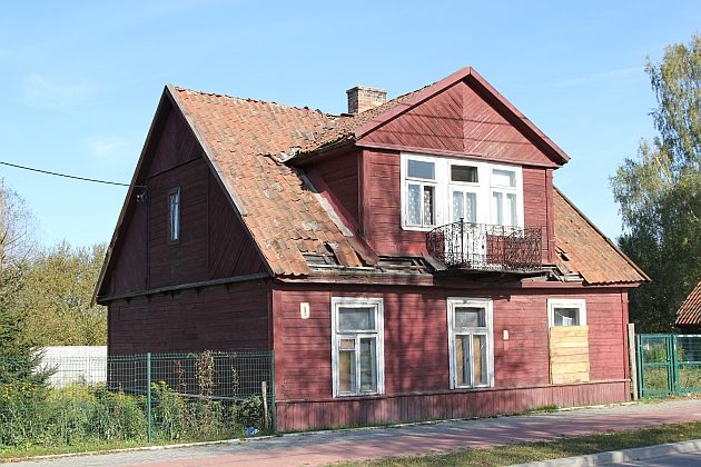 Powrót do przeszłości. W oknach drewnianego domu zawisną stare fotografie