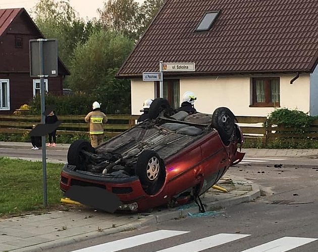 Widowiskowe dachowanie osobówki na małej uliczce