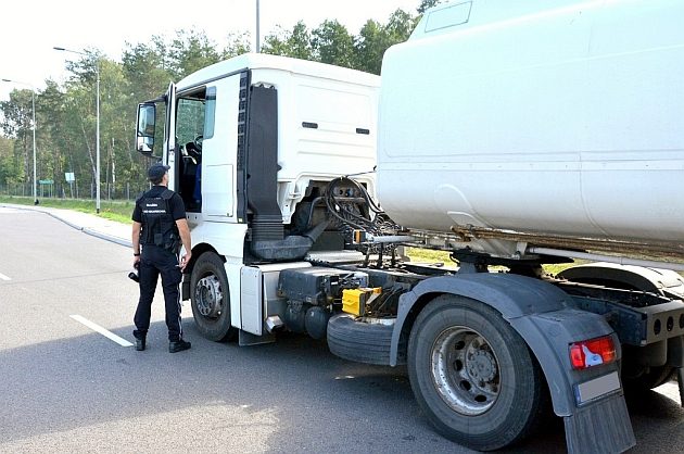 Nie zapłacili 10,5 mln zł podatków. "Lewy" obrót paliwami