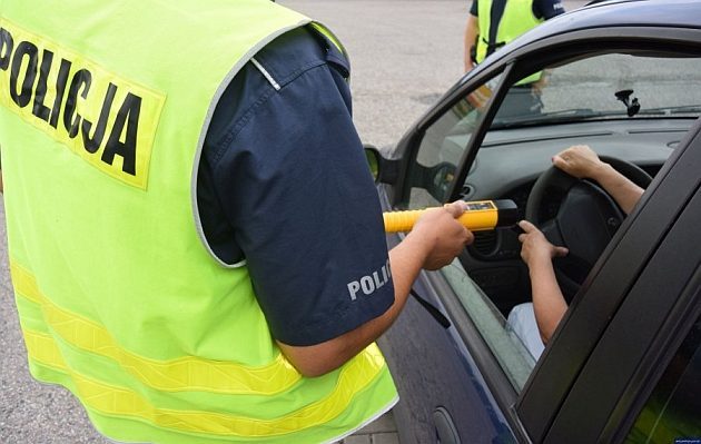 Zasnął za kierownicą. Auto dachowało, kierowca trafił do szpitala