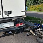 Ul. Ciołkowskiego. Groźne zderzenie busa z motocyklem