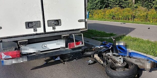 Ul. Ciołkowskiego. Groźne zderzenie busa z motocyklem