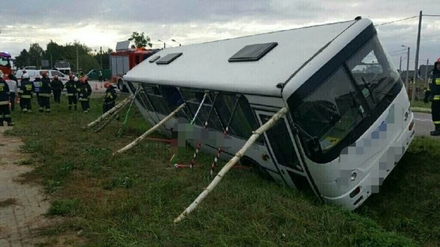 Krupniki. Autobus szkolny wpadł do rowu. Część dzieci w szpitalu