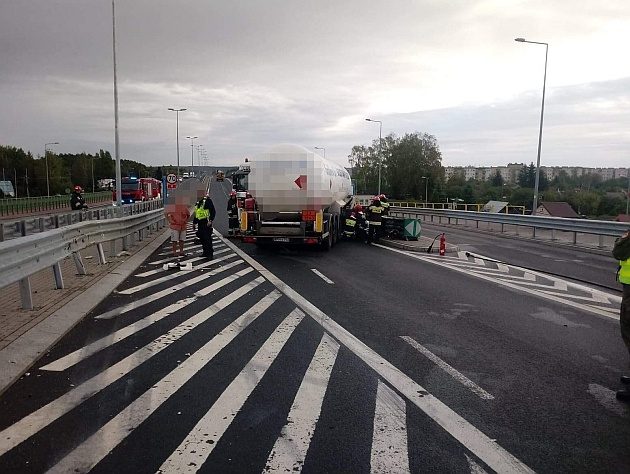 Wypadek z udziałem cysterny. Doszło do rozszczelnienia