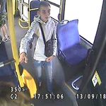 Napadł na kobietę wychodzącą z autobusu BKM. Jest wizerunek sprawcy