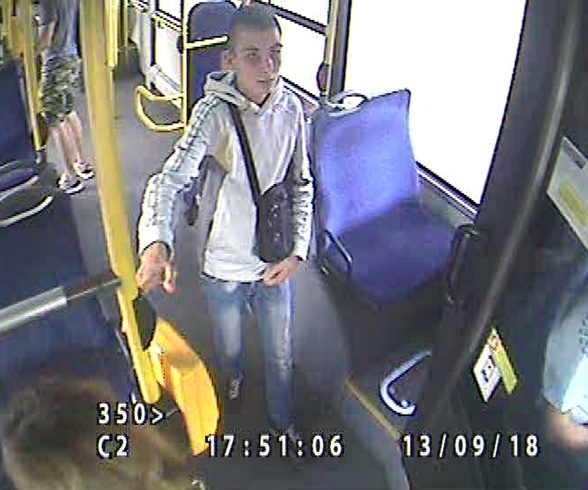 Napadł na kobietę wychodzącą z autobusu BKM. Jest wizerunek sprawcy