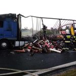Na "ósemce" doszczętnie spalił się tir [ZDJĘCIA]