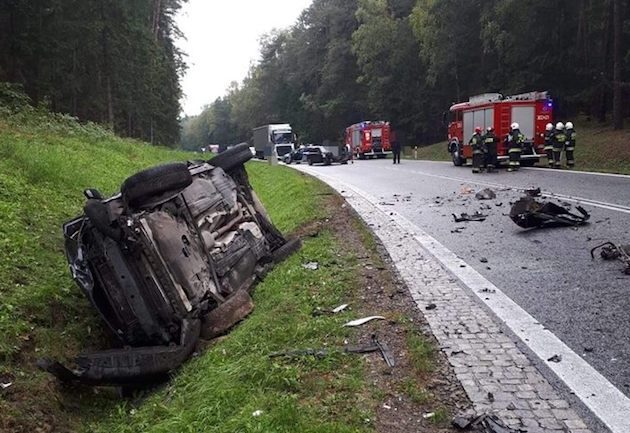 Czołowe zderzenie dwóch aut. Droga zablokowana