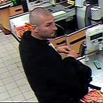 Ukradł naklejki z Biedronki. Jest poszukiwany przez policję 