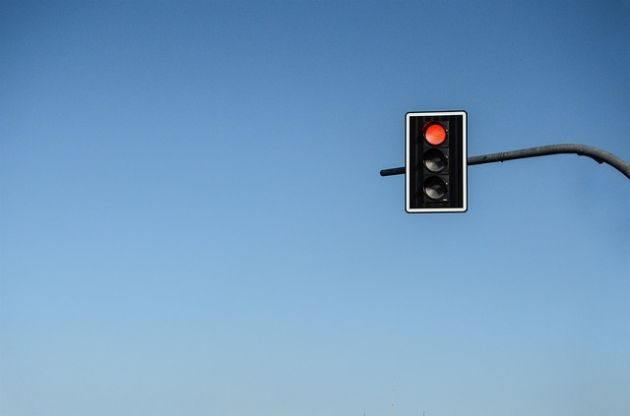 Zignorował światła i spowodował wypadek. Dwie osoby trafiły do szpitala