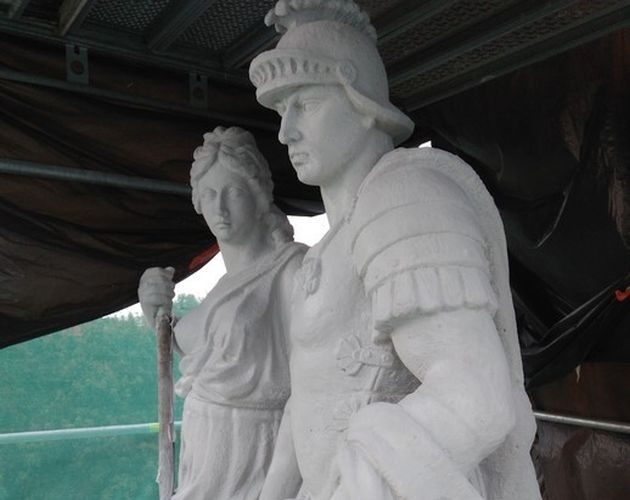 Pałac Branickich: dwie pary rzeźb przeszły renowację