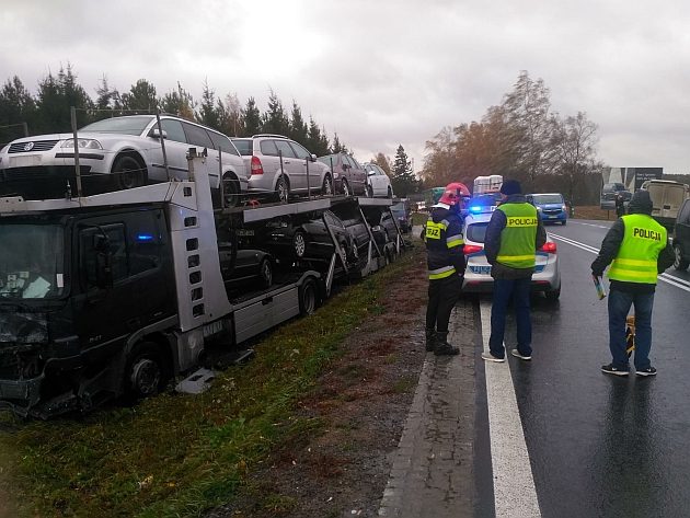 Zderzenie kilku pojazdów na krajowej "8". Jedna osoba w szpitalu [ZDJĘCIA]