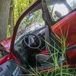 Skoda uderzyła w drzewo. Dwie osoby trafiły do szpitala