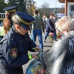 W trosce o bezpieczeństwo pieszych. Strażnicy rozdawali odblaski