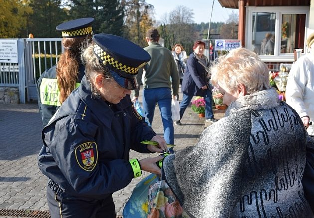 W trosce o bezpieczeństwo pieszych. Strażnicy rozdawali odblaski