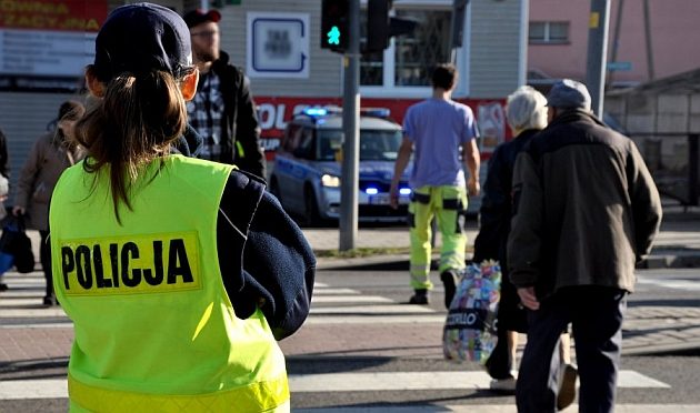 Trwa akcja "Znicz 2018". Policjanci dbają o bezpieczeństwo odwiedzających groby bliskich