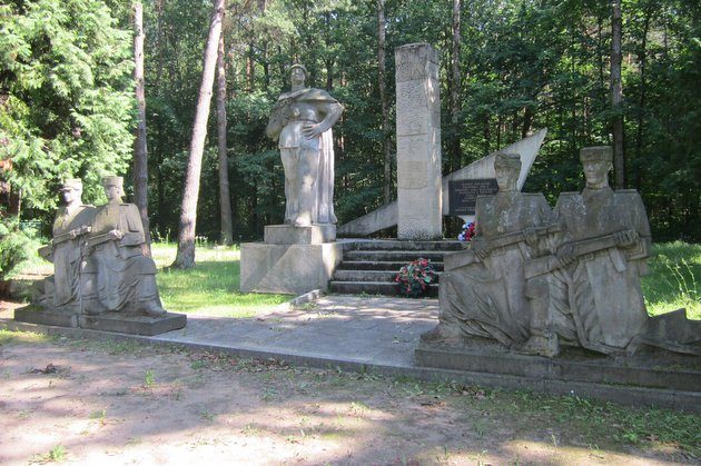 Remont pomnika na cmentarzu żołnierzy radzieckich