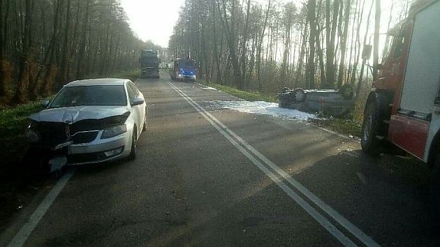 Przyczepka odczepiła się od busa. Kraksa na krajowej "63"