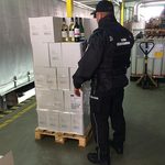 Nielegalne litry wina w litewskiej ciężarówce
