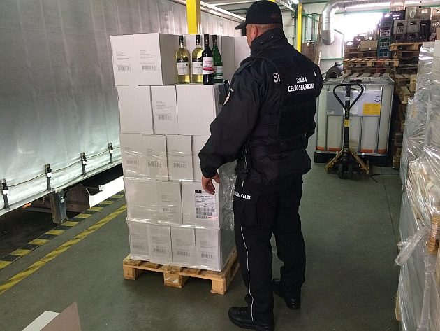 Nielegalne litry wina w litewskiej ciężarówce