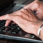 Jak korzystać z internetu? Tego dowiedzą się seniorzy na bezpłatnych kursach komputerowych